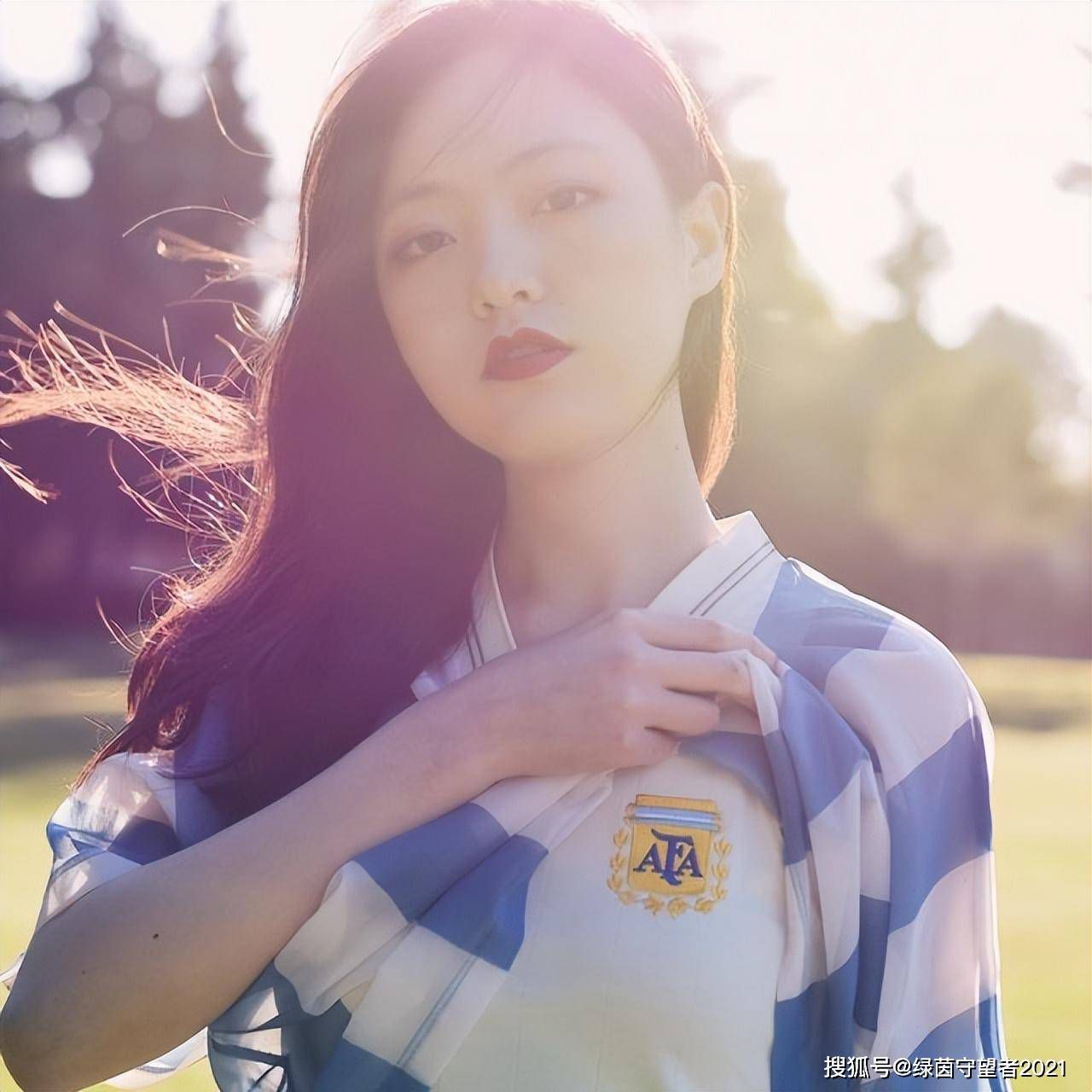影片讲述靠耍小伶俐替身出头的小混混戴小龙成长为一个笑剧明星，堕入一场杀人案后声名狼藉，笑剧班也随之闭幕，东躲西躲的戴小龙在机缘偶合之下化为杀手，浪迹于城市的各个角落，从而激发一系列爆笑故事。